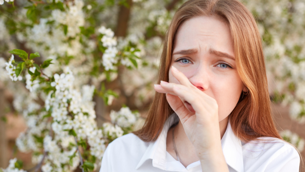 chica pelirroja con picor de nariz